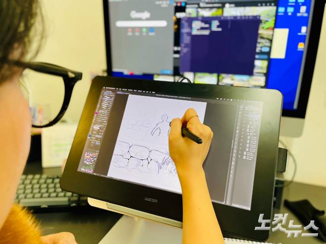 2024 네이버웹툰 지상최대공모전 2기 출품작 '점령' 2화 스케치 작업 중인 박혬 작가. 김민수 기자