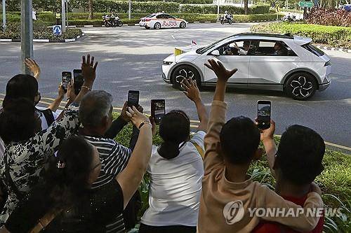 싱가포르서 아이오닉5 탄 교황 (AP=연합뉴스) 프란치스코 교황이 지난 12일 싱가포르에서 아이오닉5를 탄 채 이동하고 있다. 2024.9.13