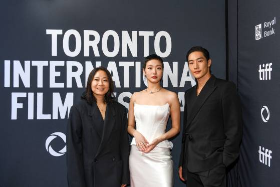 TORONTO, ONTARIO - SEPTEMBER 13: (L-R) E.oni, Kim Go-eun and Steve Sanghyun Noh attend the premiere of "Love in the Big City" during the 2024 Toronto International Film Festival at Royal Alexandra Theatre on September 13, 2024 in Toronto, Ontario. Harold Feng/Getty Images/AFP (Photo by Harold Feng / GETTY IMAGES NORTH AMERICA / Getty Images via AFP) 〈저작권자(c) 연합뉴스, 무단 전재-재배포, AI 학습 및 활용 금지〉