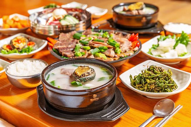 전북 무주군 ‘낙식전복곰탕’의 전복곰탕.