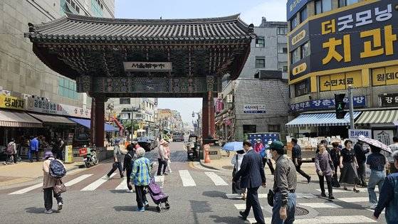 제기동에 자리한 서울 약령시(藥令市)는 현재 전국 한약재 거래량의 70% 이상을 차지하는 국내 최대의 한약 유통 중심지다. 강병철 기자