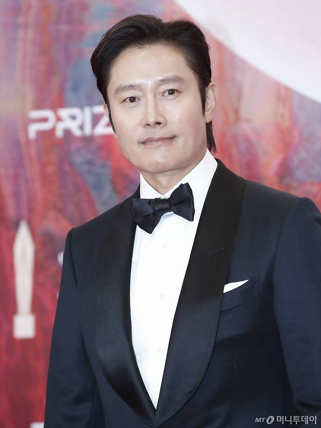 (서울=뉴스1) 권현진 기자 = 배우 이병헌이 7일 오후 서울 강남구 코엑스에서 열린 '60회 백상예술대상' 레드카펫 행사에서 포즈를 취하고 있다. 2024.5.7/뉴스1 Copyright (C) 뉴스1. All rights reserved. 무단 전재 및 재배포, AI학습 이용 금지. /사진=(서울=뉴스1) 권현진 기자