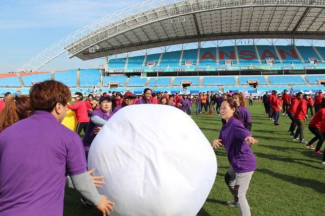 안산 시민의 날 체육대회에서 선수들이 공굴리기를 하고 있다. ⓒ안산시 제공