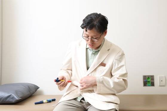 이원영 교수가 인슐린 주사제에 대해 설명하고 있다. 우상조 기자