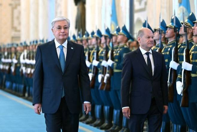 16일(현지시간) 카자흐스탄 수도 아스타나를 방문한 올라프 숄츠 독일 총리(오른쪽)가 카심-조마르트 토카예프 카자흐스탄 대통령의 안내로 군 의장대를 사열하고 있다. AFP연합뉴스