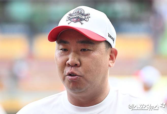 KIA 타이거즈가 정규리그 우승을 차지했다. 17일 오후 인천SSG랜더스필드에서 열린 '2024 신한 SOL Bank KBO리그' KIA 타이거즈와 SSG 랜더스의 경기, KIA는 SSG에 0:2로 패했다. 하지만 두산 베어스가 2위 삼성 라이온즈 덜미를 잡으면서 정규시즌 우승을 확정했다. 정규리그 우승을 차지한 KIA 이범호 감독이 인터뷰를 하고 있다. 문학, 김한준 기자