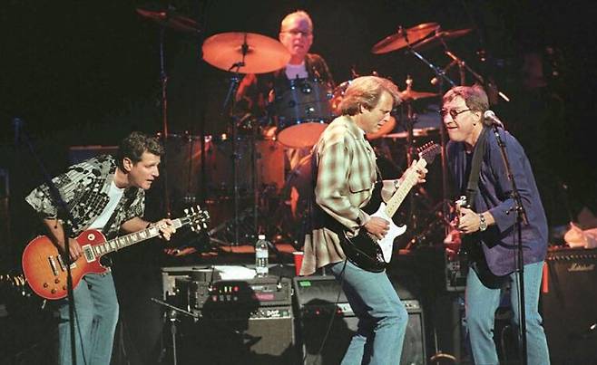 ‘호텔 캘리포니아’로 유명한 미국의 록밴드 이글스의 공연 장면. /로이터연합