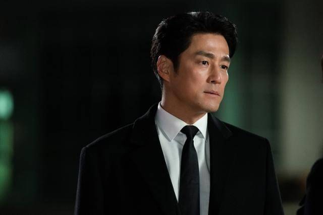 '가족X멜로'에서 지진희는 가족들에게 손절당한 뒤 이들이 살고 있는 빌라의 건물주가 되어 다시 나타난 변무진 역을 맡아 열연을 펼쳤다. MI·SLL 제공