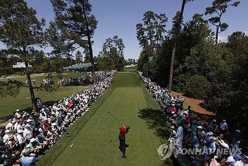 지난 4월 마스터스에서 타이거 우즈의 티샷. UPI=연합뉴스