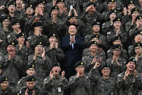 윤석열 대통령이 17일 육군15사단을 방문해 장병들과 기념촬영을 마치고 박수를 치고 있다. 사진 대통령실