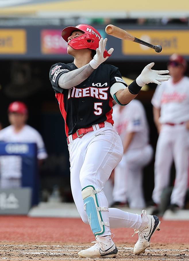 민족 대명절 추석인 17일 오후 인천시 미추홀구 문학동 SSG랜더스필드에서 열린 프로야구 '2024 신한 SOL 뱅크 KBO리그' KIA 타이거즈와 SSG 랜더스의 경기, KIA 김도영이 7회초 무사 1루에서 힘차게 스윙을 하고 있다. 뉴스1