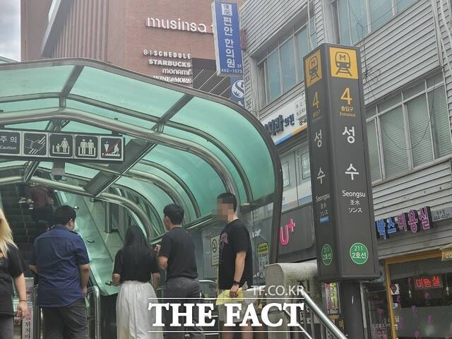 CJ올리브영은 성수역 4번 출구 인근 '팩토리얼 성수'에 국내 최대 규모 매장을 준비하고 최근 성수역 역명병기를 10억원에 낙찰받는 등 성수동 오프라인 영향력을 확대하고 있다. 사진은 19일 서울시 성동구 성수역 4번 출구를 지나는 시민들 모습. /우지수 기자