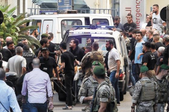 17일 삐삐 폭발이후 부상을 입은 사람들이 병원으로 실려오고 있다. EPA=연합뉴스.
