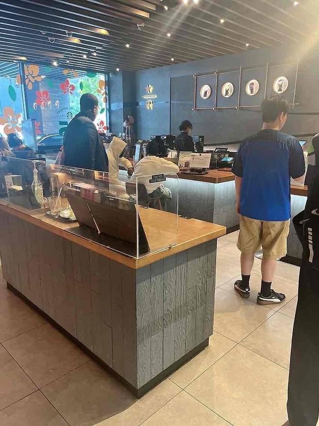 스타벅스를 찾은 칸예. (사진=온라인 커뮤니티 갈무리)