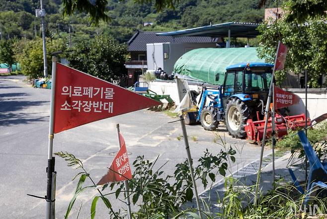 경북 안동시 풍산읍 한 마을에 의료폐기물 소장장 건설 반대 선전물이 세워져 있다. ⓒ시사IN 조남진