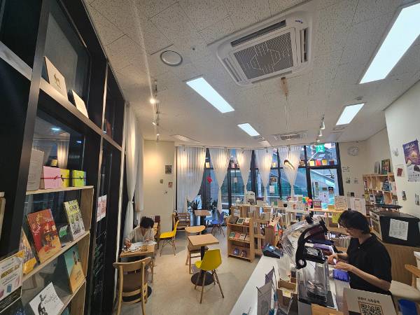 경기도 화성 동탄역 인근 아파트 상가의 ‘모퉁이책방’ 내부.