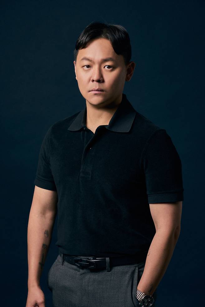 ‘뉴진스’ 팬임을 밝힌 김주환 감독은 이번 ‘무도실무관’ 작품을 통해 ‘우리는 남을 위해 헌신할 수 있을까’라는 질문을 던진다. 넷플릭스 제공.