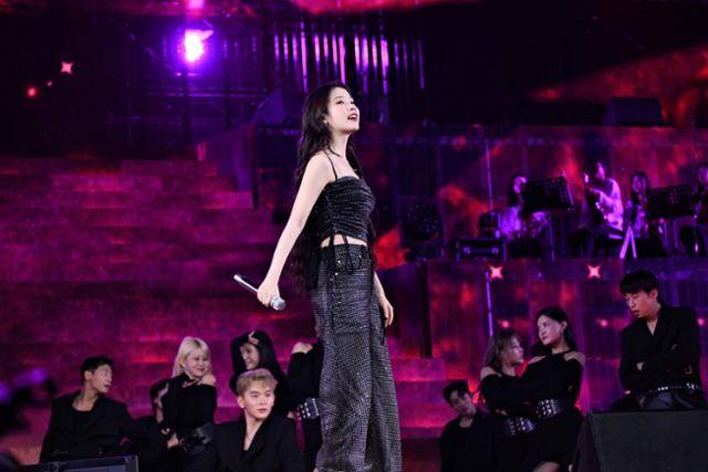 가수 아이유(IU)가 국내 여성 뮤지션 최초로 상암벌에 입성하는 대기록을 세우며 월드투어 대장정에 마침표를 찍었다. EDAM엔터테인먼트 제공