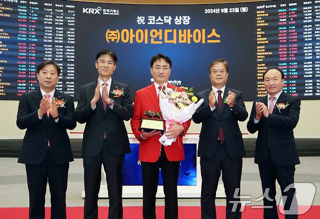 23일 서울 영등포구 한국거래소에서 열린 아이언디바이스 코스닥시장 상장기념식에서 유도석 한국IR협의회 상무(왼쪽부터), 민경욱 한국거래소 코스닥시장본부장, 박기태 아이언디바이스 대표이사, 오익근 대신증권 대표이사, 강왕락 코스닥협회 부회장이 기념촬영을 하고 있다. (한국거래소 제공) 2024.9.23/뉴스1