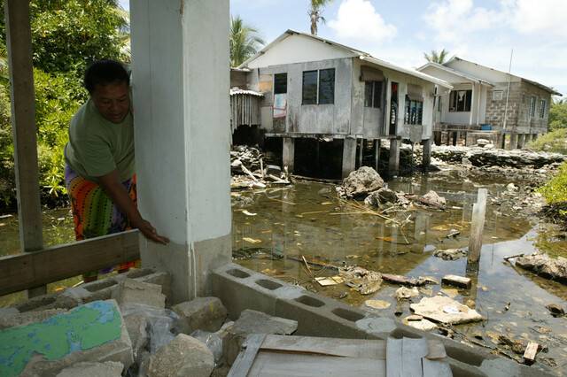 투발루의 한 주민이 집에 물이 어디까지 차올랐는지 가리키고 있다. 류우종 한겨레21 기자 wjryu@hani.co.kr