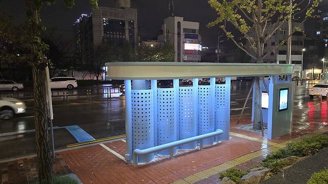 부산진구청 앞 허그 스테이션. 천장에 조명을 설치해 주변이 밝고 은은한 풍경을 연출한다. 김광수 기자