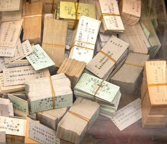 종이로 만든 승차권의 일종인 에드먼슨식 승차권을 비롯한 옛 승차권들도 전시되어 있다.