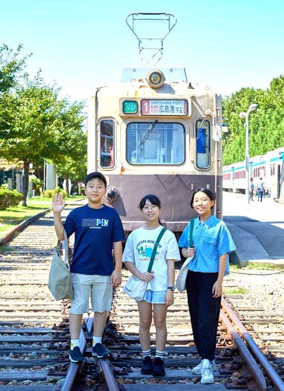 ‘기차’를 테마로 한 볼거리·즐길거리가 다양한 화랑대 철도공원을 찾은 전상윤·조현하·권혜원(왼쪽부터) 학생기자가 히로시마 전차 앞에서 포즈를 취했다.