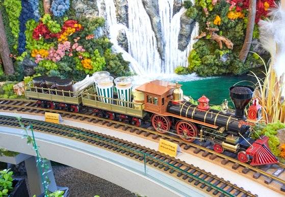 주문한 음료를 미니어처 기차가 싣고 앉은 자리까지 배달해주는 카페 ‘기차가 있는 풍경’. 주말엔 예약을 해야 할 정도로 큰 인기를 모으고 있다.