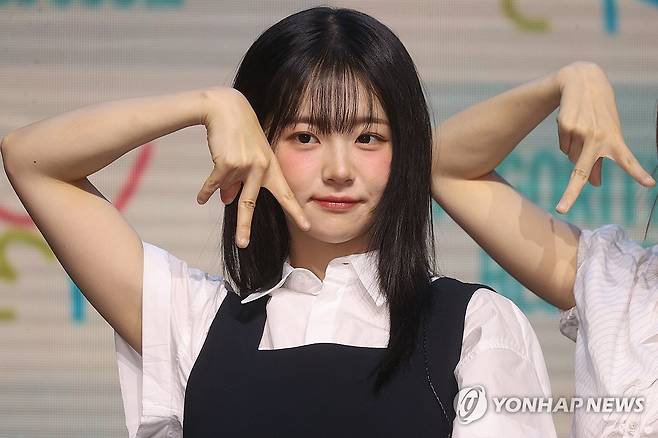 끝없는 귀여움 QWER 쵸단 (서울=연합뉴스) 류효림 기자 = 걸밴드 QWER의 쵸단이 23일 오후 서울 서대문구 예스24원더로크홀에서 열린 미니2집 ' Algorithm's Blossom' 발매 기념 쇼케이스에서 포즈를 취하고 있다. 2024.9.23 ryousanta@yna.co.kr