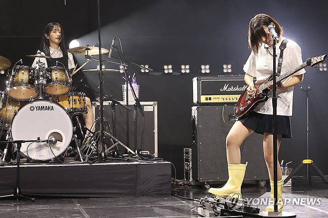 QWER 미니 2집으로 컴백 (서울=연합뉴스) 류효림 기자 = 걸밴드 QWER이 23일 오후 서울 서대문구 예스24원더로크홀에서 열린 미니2집 ' Algorithm's Blossom' 발매 기념 쇼케이스에서 신곡 '내이름 맑음'을 선보이고 있다. 2024.9.23 ryousanta@yna.co.kr