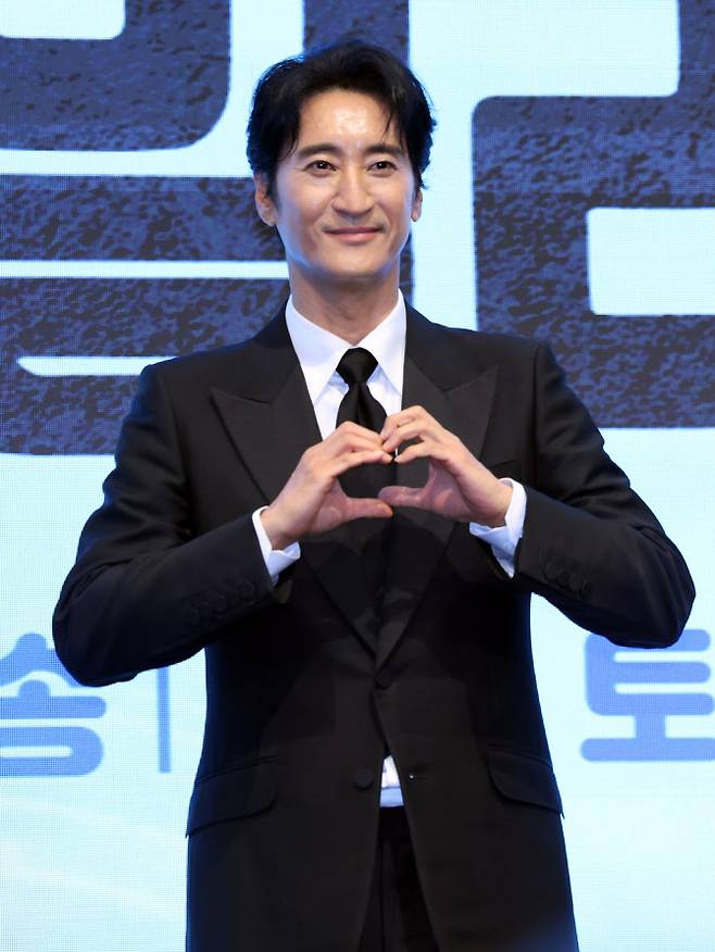 배우 신현준이 25일 오후 서울 구로구 더세인트웨딩에서 열린 KBS2 특별기획 주말드라마 ‘다리미 패밀리’ 제작발표회에서 포즈를 취하고 있다.(사진=뉴스1)