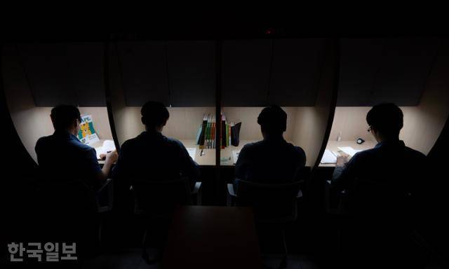 만델라 소년학교 수능준비반 교실에서 소년수들이 자습용 책상에 앉아 공부하고 있다. 박시몬 기자