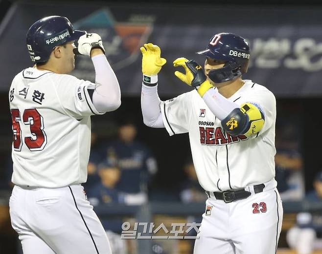 2024 KBO리그 프로야구 두산베어스와 NC다이노스의 경기가 24일 오후 서울 잠실야구장에서 열렸다. 4회말 2사 2루 강승호가 연타석 홈런를 치고 홈인해 양석환의 축하를 받고 있다. 잠실=김민규 기자 mgkim1@edaily.co.kr