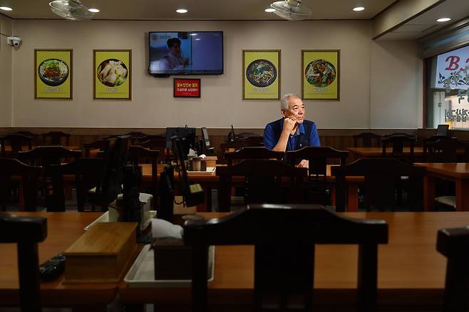 자영업 40년, 요식업 60년의 경력을 갖고 있는 병천가마솥순대국 대학점 점주 권영웅(71)씨가 텅 빈 가게에서 손님을 기다리고 있다. 김현동 기자