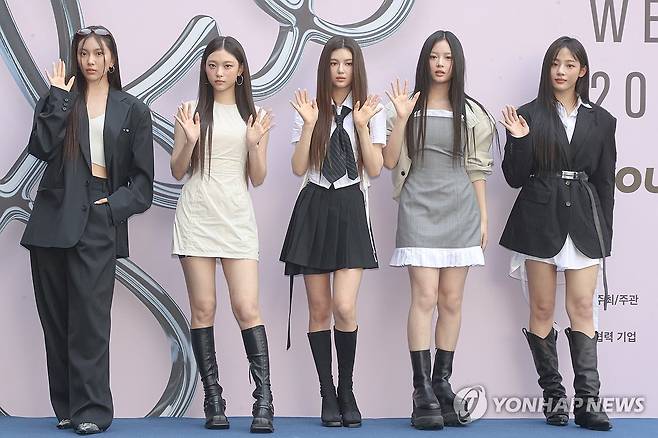 서울패션위크 참석한 뉴진스 (서울=연합뉴스) 류효림 기자 = 그룹 뉴진스가 3일 서울 동대문디자인플라자(DDP)에서 열린 '서울 패션위크(SEOUL FASHION WEEK) 2025 S/S' YOUSER 컬렉션에 참석해 포즈를 취하고 있다. 2024.9.3 ryousanta@yna.co.kr