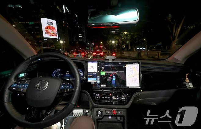 25일 밤 서울 강남구 학여울역 인근 도로에서 강남 심야 자율주행택시가 시험운행을 하고 있다. (공동취재)2024.9.25/뉴스1 ⓒ News1 박세연 기자