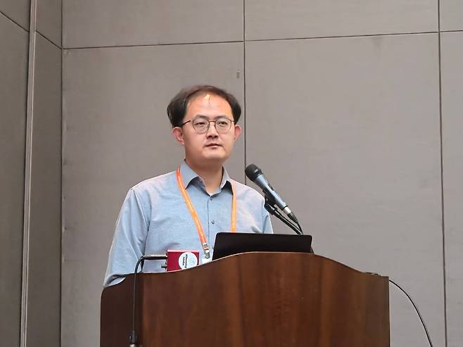 박한범 한국과학기술연구원(KIST) 뇌과학연구소 선임연구원은 이날 단백질 AI의 한계에 대해 발표했다./서귀포(제주)=홍아름 기자