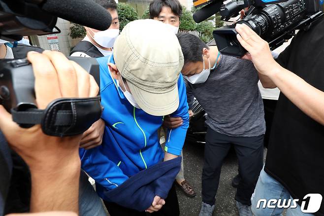 층간소음 문제로 이웃과 말다툼을 벌이다 흉기를 휘둘러 4명을 사상케한 A씨(34)가 전남 순천시 광주지법 순천지원에서 구속 전 피의자 심문(영장실질심사)을 마치고 법원을 나서고 있다. 2021.9.29/뉴스1 ⓒ News1 황희규 기자