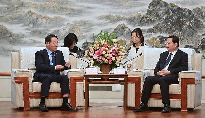 유정복(좌측) 인천시장이 26일(현지시간) 중국 선양시 우의빈관에서 랴오닝성 하오 펑 서기와 우호교류 및 경제협력 방안 등을 논의하고 있다.ⓒ 인천시 제공