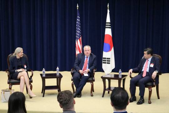 제임스김(오른쪽) 주한미국상공회의소 회장이 맷 머레이(가운데) 미 국무부 APEC 대사를 만나 대화하고 있다. 암참 제공