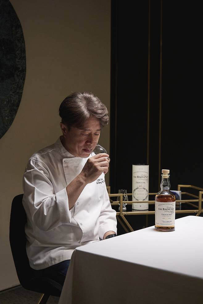 장명식 라미띠에 오너셰프가 발베니를 시음하고 있다. 윌리엄그랜트앤선즈코리아