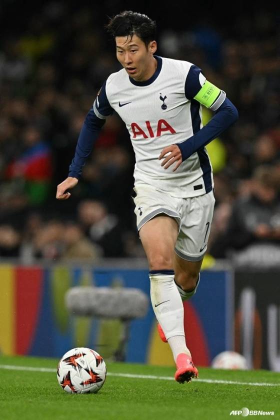 손흥민이 2024~2025시즌 유럽축구연맹(UEFA) 유로파리그(UEL) 1라운드 카라박(아제르바이잔)전에 선발 출전해 스프린트하고 있다. /AFPBBNews=뉴스1