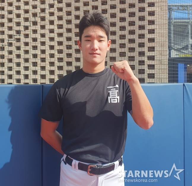 광주일고 박헌이 25일 무등야구장에서 사진 촬영에 응하고 있다. /사진=김동윤 기자