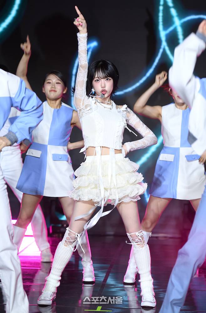 가수 최예나(YENA)가 30일 서울 강남구 일지아트홀에서 열린 세 번째 싱글 앨범 ‘네모네모’ 미디어 쇼케이스에서 공연을 하고 있다. 사진 | 최승섭기자 thunder@sportsseoul.com