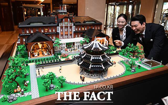 '헤리티지 조선호텔로 시간여행(Time Travel to Heritage Josun Hotel)' 기획전시가 30일 오전 서울 중구 웨스틴 조선 호텔에서 열린 가운데 호텔리어들이 전시를 소개하고 있다. /박헌우 기자