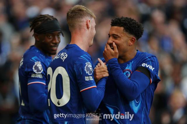 산초가 브라이턴전서 도움을 주었던 콜 팔머와 이야기하고 있다./게티이미지코리아