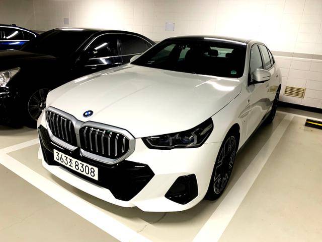 BMW 뉴 530e가 주차된 외관 모습.