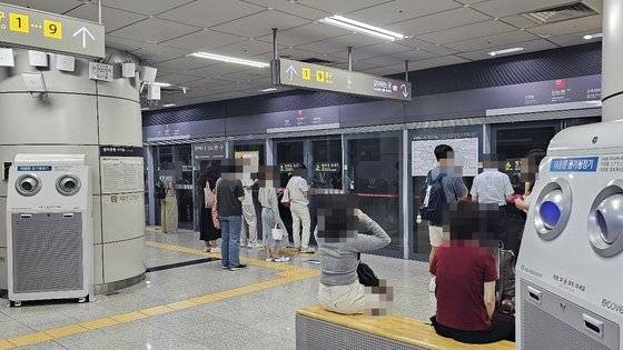 30일 오후 9호선 신논현역 승강장에 대용량 공기청정기가 설치된 모습. 좌측 공기청정기는 가동 중이지 않고, 우측 공기청정기는 가동 중이다. 사진 정은혜 기자