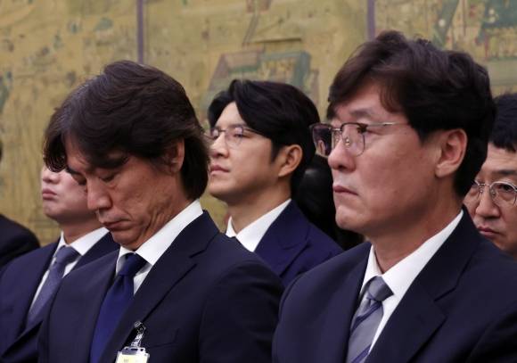 홍명보 한국 남자축구 국가대표팀 감독이 24일 서울 여의도 국회에서 열린 문화체육관광위원회의 현안질의에서 눈을 감고 있다. 뉴시스