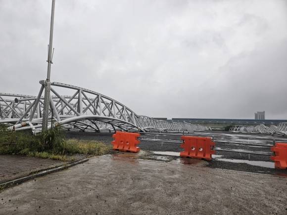 순천 율촌산단에 지난 2022년 입주 계약을 한 L회사가 불법으로 S업체에 야적장 임대를 해 말썽이 되고 있다. 사진은 S업체가 부도가 나면서 방치돼 있는 돔 트러스트.